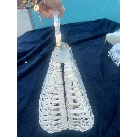 VINTAGE 50's/60's WICKER, MOTHER OF PEARL & LUCITE BASKETWEAVE FRAME HANDBAG - Picture 4 of 13